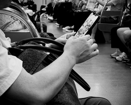 Reading on a mobile phone while commuting